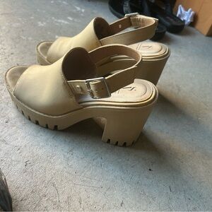 women's shoe heels sandals cream/ gold/ champenge heel with cushioned foot bed 7